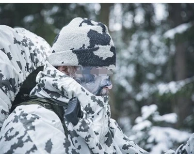 Zeigt den Unterschied zwischen Winter- und Sommer-Tarnkleidung